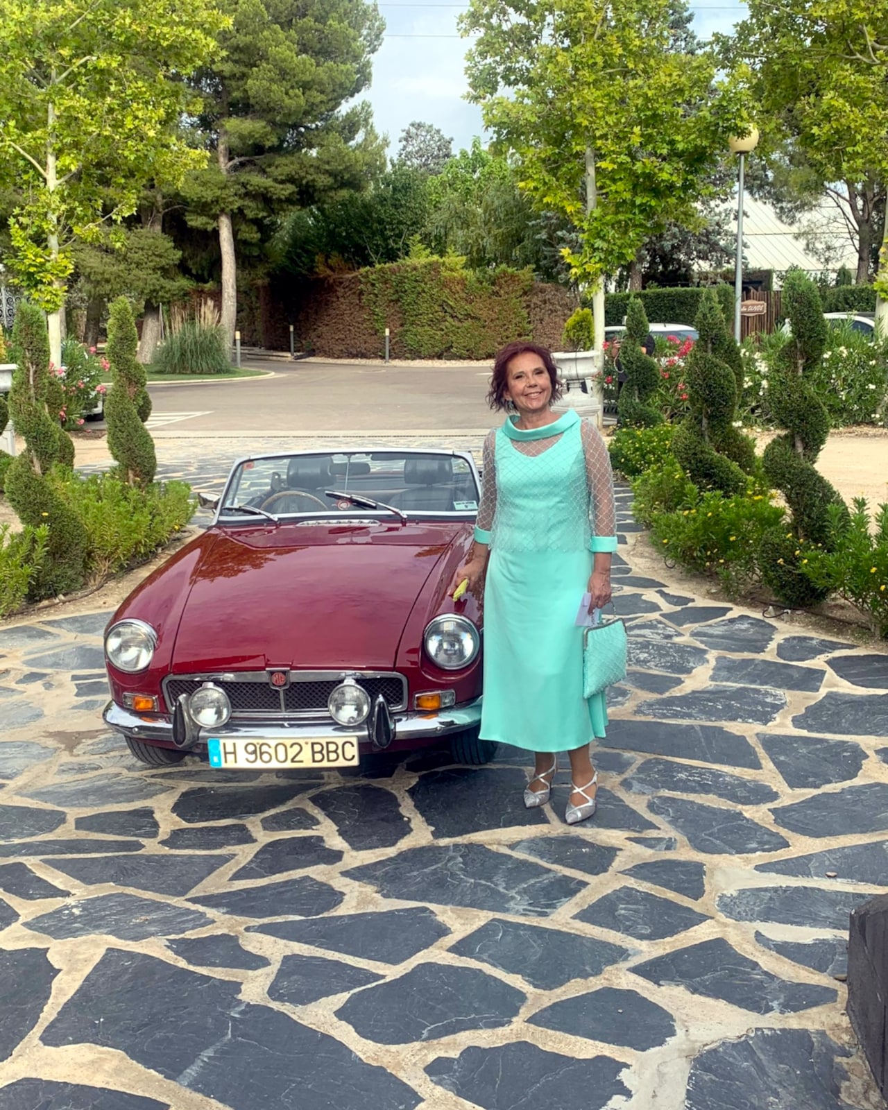 Madrina de boda con vestido de Asun Landa