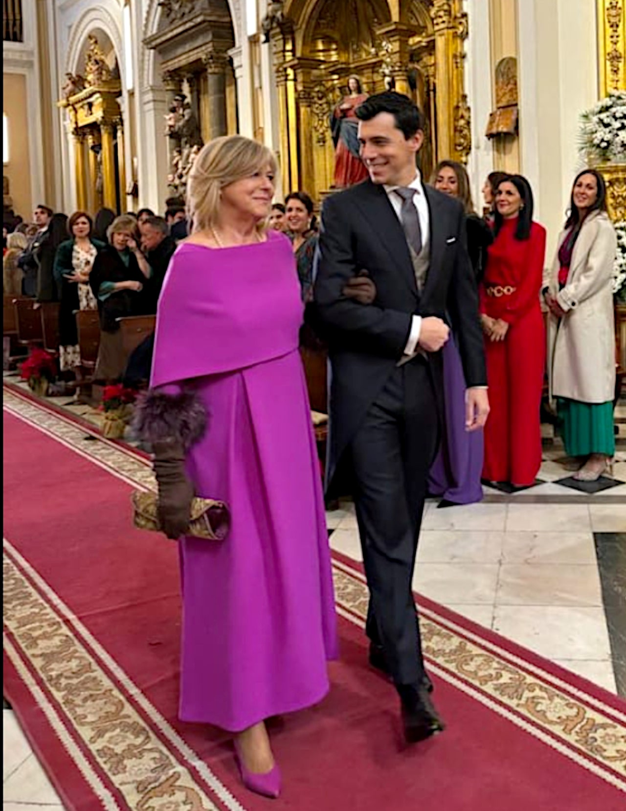 Madrina de boda con vestido de Asun Landa