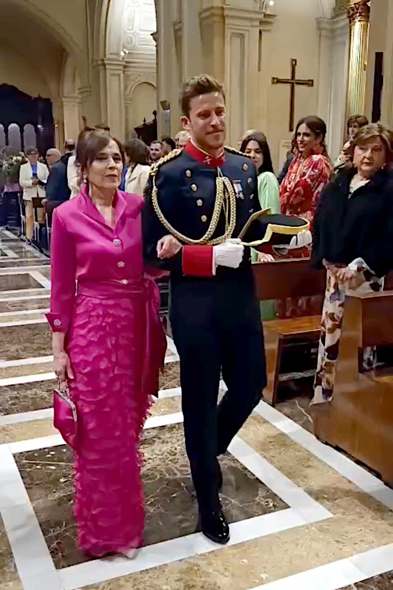 Madrina de boda con vestido de Asun Landa
