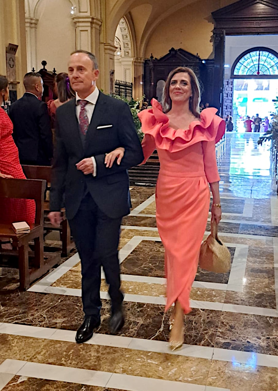 Madrina de boda con vestido de Asun Landa