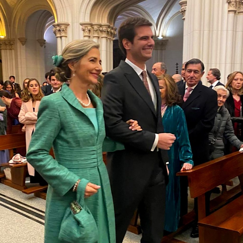 Madrina con vestido de Asun Landa entrando a la iglesia con el novio