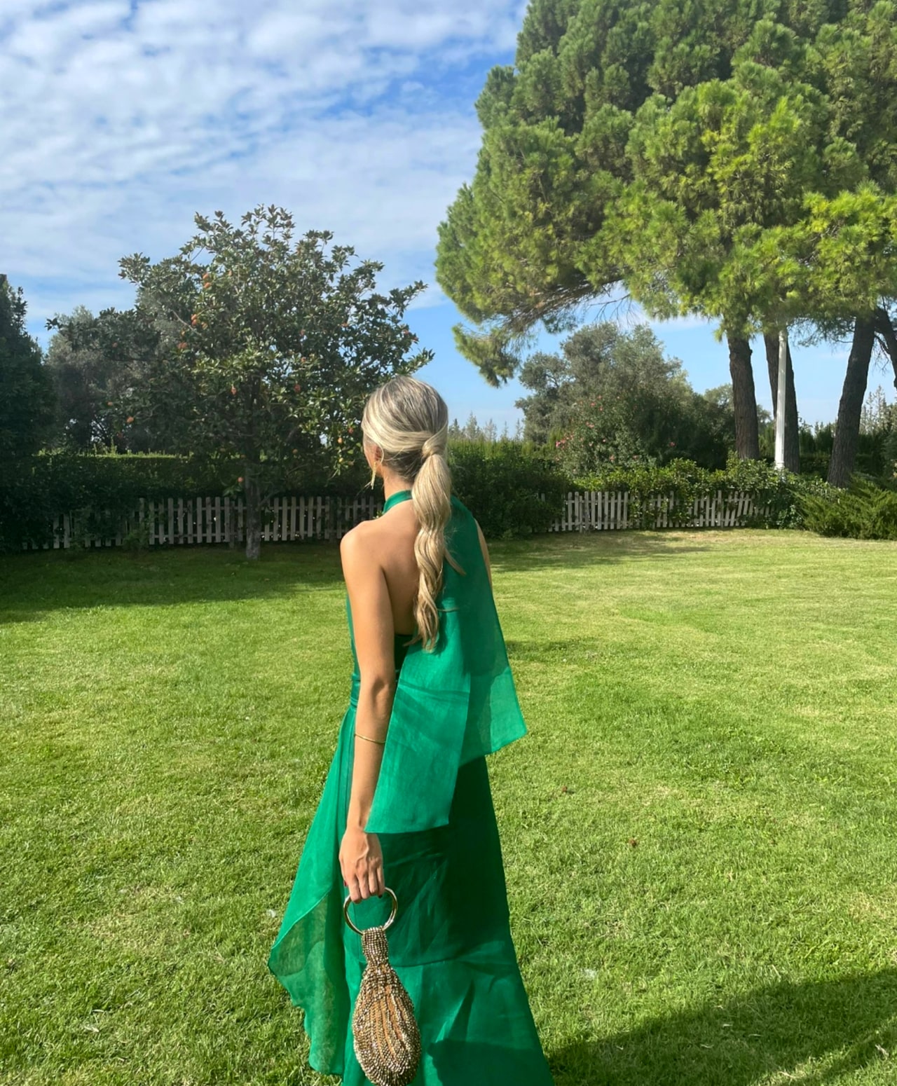 Invitada de boda con vestido de Asun Landa