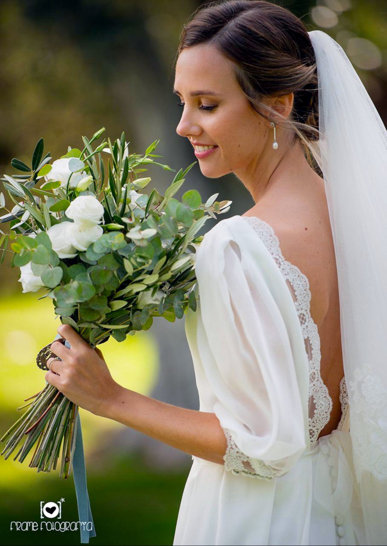 Novia con un vestido de Asun Landa Atelier