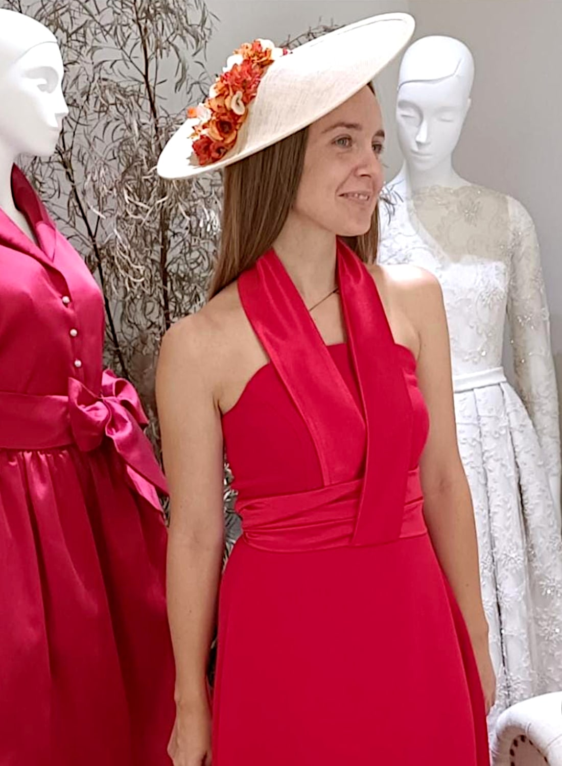 Asistente a boda con vestido de Asun Landa