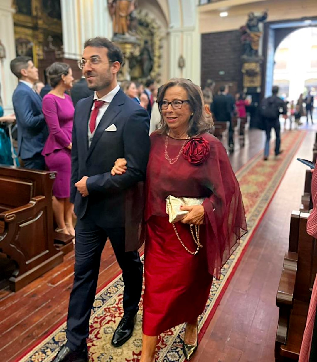 Madrina de boda con vestido de Asun Landa
