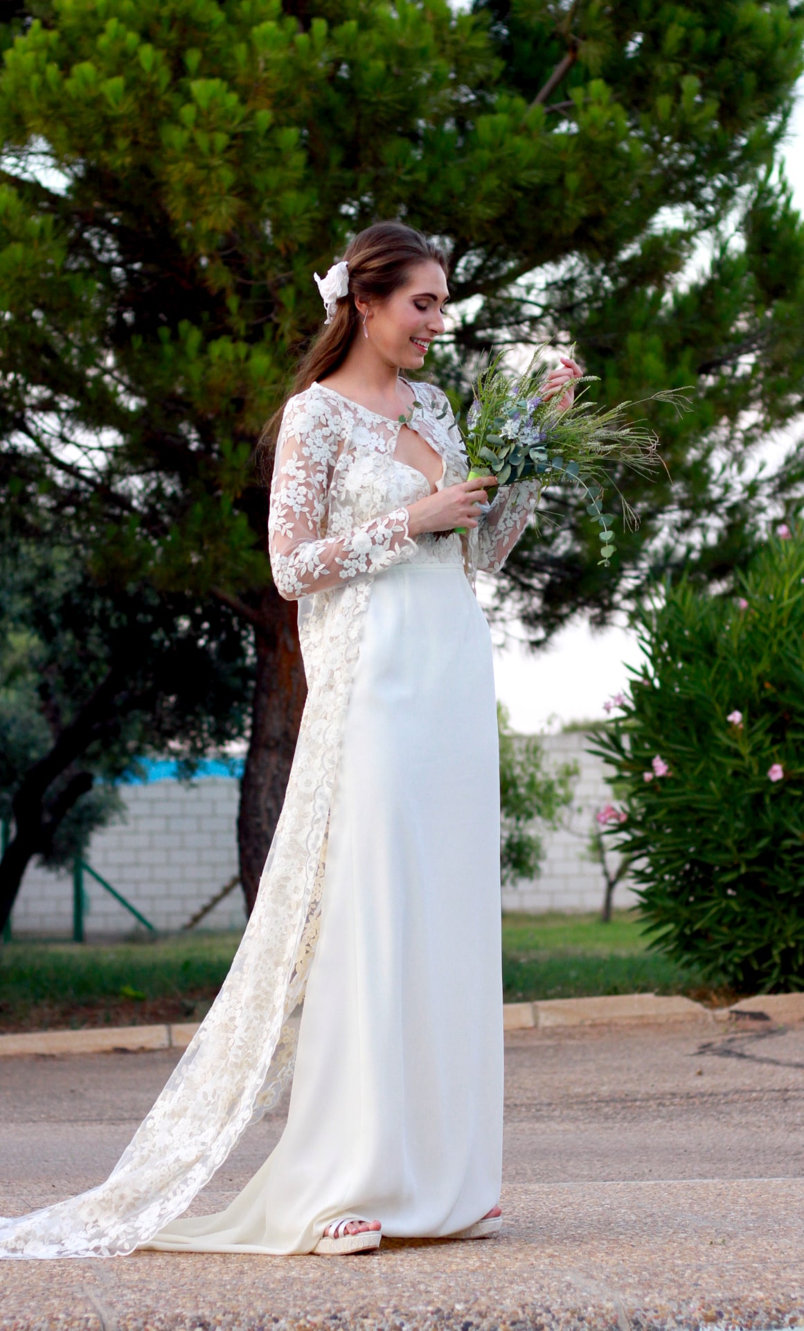 Novia con un vestido de Asun Landa Atelier